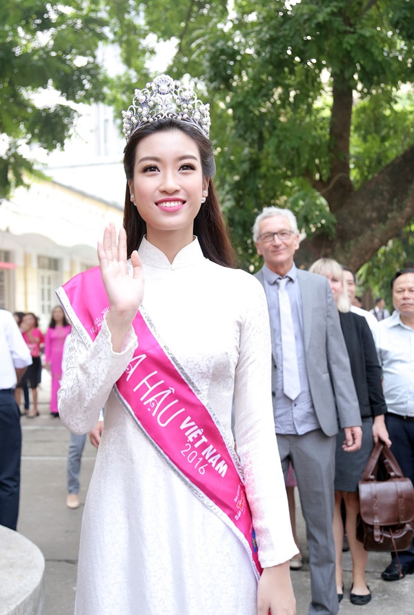 Tân Hoa hậu Mỹ Linh tươi tắn dự lễ khai giảng trường cũ - 2
Tân hoa hậu luôn nở nụ cười thân thiện và vẫy tay chào các học sinh