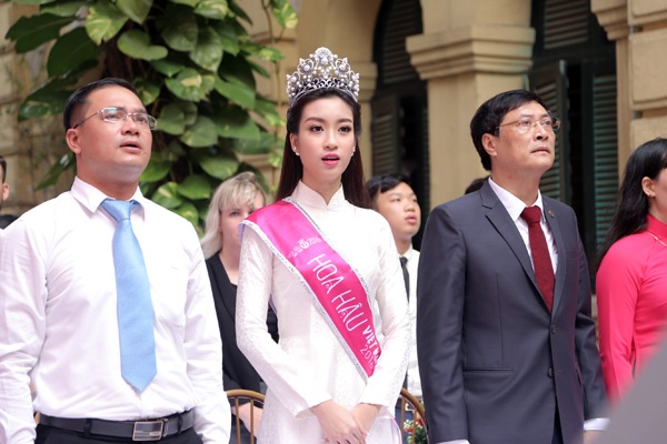 Tân Hoa hậu Mỹ Linh tươi tắn dự lễ khai giảng trường cũ - 3
Nghiêm trang hát Quốc ca