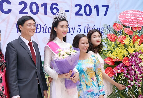 Tân Hoa hậu Mỹ Linh tươi tắn dự lễ khai giảng trường cũ - 4
Mỹ Linh vui mừng gặp lại cô giáo chủ nhiệm cũ
