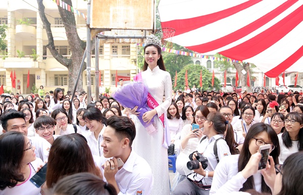 Tân Hoa hậu Mỹ Linh tươi tắn dự lễ khai giảng trường cũ - 5
Các học sinh của trường nồng nhiệt chào đón Tân hoa hậu