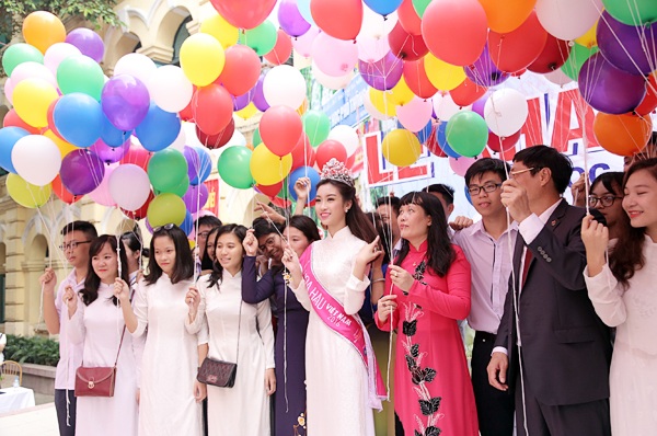 Tân Hoa hậu Mỹ Linh tươi tắn dự lễ khai giảng trường cũ - 6
Cùng các thầy cô và các em học sinh thả bóng bay đón năm học mới