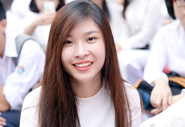 Tân Hoa hậu Mỹ Linh tươi tắn dự lễ khai giảng trường cũ - 8
Các học sinh trường THPT Việt Đức rạng rỡ, hân hoan dự lễ khai giảng