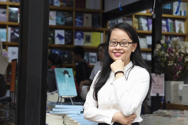 Thủ khoa ĐH Ngoại thương “ẵm” học bổng toàn phần 5,5 tỷ đồng tại Mỹ - 1
Hoàng Hạ, cô gái Bình Định chinh phục học bổng toàn phần trị giá 5,5 tỷ đồng của ĐH Smith, Mỹ.