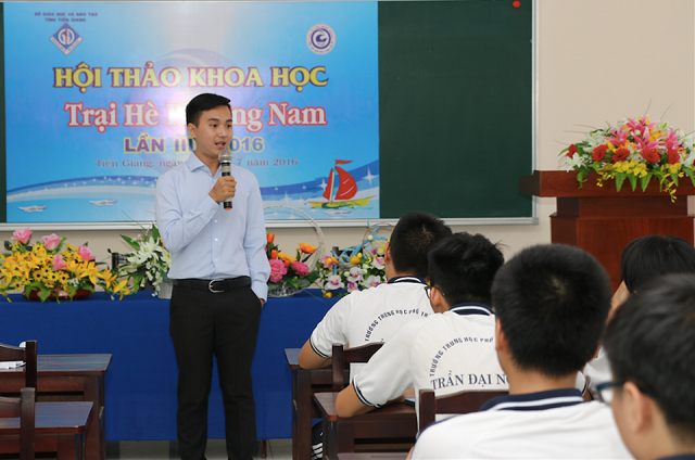 9X “miền sông nước” từng diện kiến Tổng thống Mỹ, Thủ tướng Nhật - 3
Mẫn tham dự thảo khoa học Trại hè Phương Nam của 18 trường THPT Chuyên trên địa bàn miền Nam, chia sẻ về kinh nghiệm với các học sinh giỏi.