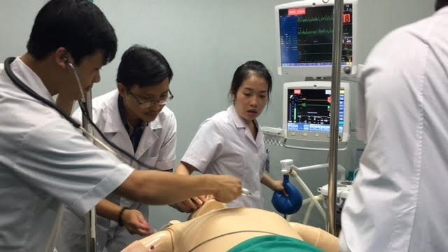 Mục sở thị ca cấp cứu ngừng tim trong khi gây tê tuỷ sống - 1
Các BS đang nỗ lực cứu bệnh nhân