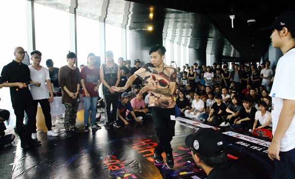 Dancer không chuyên Hà Nội rủ nhau nhảy ở tầng cao gần 300m - 5
Đăng Quân – quán quân đầu tiên của cuộc thi Tìm kiếm tài năng Việt nay đã trưởng thành, dần dần khẳng định mình trong giới dancer Hà Nội