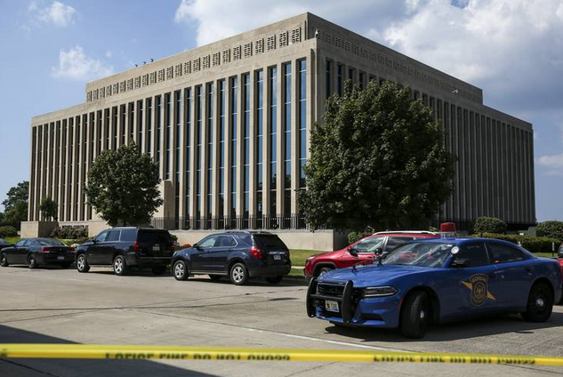 
Hiện trường tại toà án hạt Barrien đã bị phong toả (Ảnh: WSJ)
