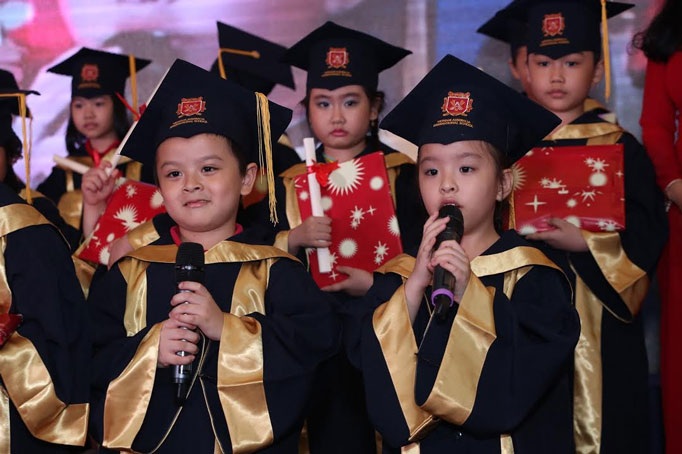 
Trẻ mầm non tự tin phát biểu tại buổi lễ bế giảng
