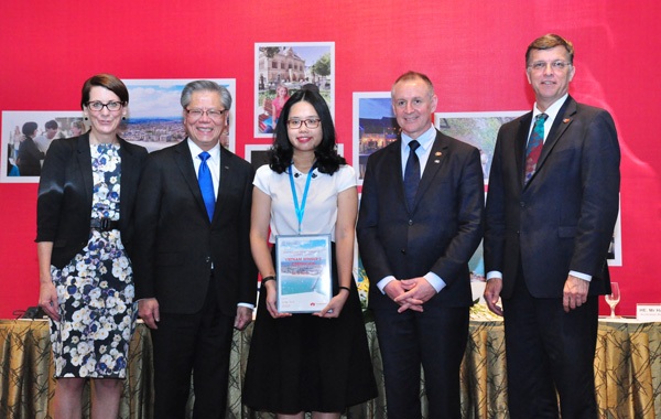 Nữ sinh Ngoại thương trở thành Đại sứ sinh viên bang Nam Úc 2016 - 1
Lê Huyền Chi (giữa) trở thành Đại sứ Sinh viên Study Adelaide.