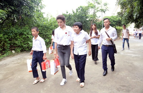 Á hậu Huyền My cùng các nghệ sĩ tặng quà trung thu cho em nhỏ - 2
Á hậu Huyền My thân thiện, giản dị trong buổi thăm hỏi, tặng quà trung thu cho các em nhỏ tại làng Hữu nghị