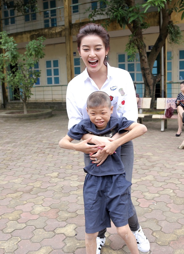 Á hậu Huyền My cùng các nghệ sĩ tặng quà trung thu cho em nhỏ - 3
Cô vui đùa hết mình với các em nhỏ tại đây