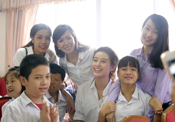 Á hậu Huyền My cùng các nghệ sĩ tặng quà trung thu cho em nhỏ - 6
Vui vẻ trò chuyện cùng các em nhỏ tại làng Hữu nghị