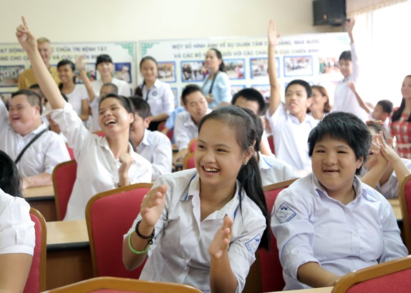Á hậu Huyền My cùng các nghệ sĩ tặng quà trung thu cho em nhỏ - 7
Niềm vui của các em nhỏ khi giao lưu cùng á hậu Huyền My