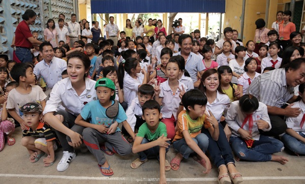 Á hậu Huyền My cùng các nghệ sĩ tặng quà trung thu cho em nhỏ - 8
Các em nhỏ hào hứng chụp ảnh kỉ niệm cùng Huyền My và các nghệ sĩ
