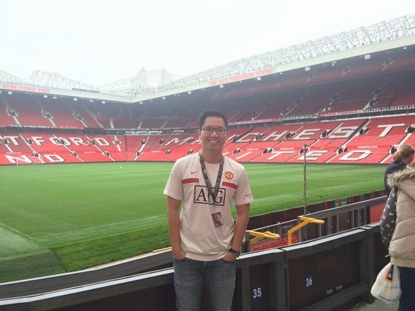 Chàng trai Việt làm việc tại “thánh địa” Old Trafford của MU - 7
Anh chàng chiêm ngưỡng vẻ vắng lặng của sân vận động Old Trafford trước giờ bóng lăn.