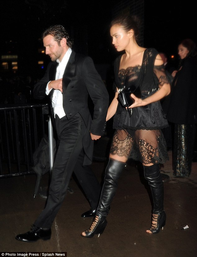 
Siêu mẫu Nga diện bộ váy ren xuyên thấu gợi cảm và hút mọi ánh nhìn
