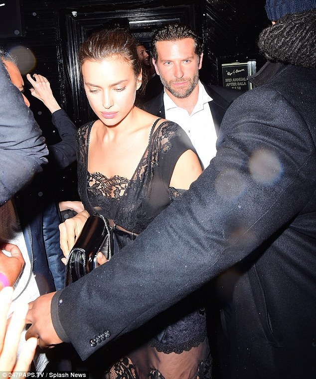 
Siêu mẫu 30 tuổi cùng bồ điển trai tới chơi ở một câu lạc bộ
