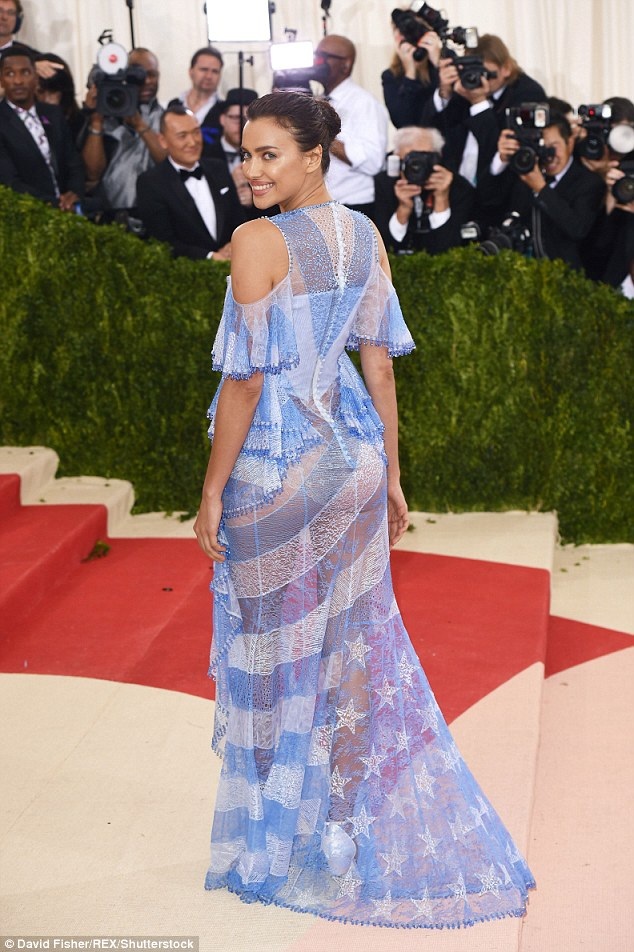 
Tuy nhiên bộ váy của cô bị chê rẻ tiền và thiếu thẩm mỹ.
