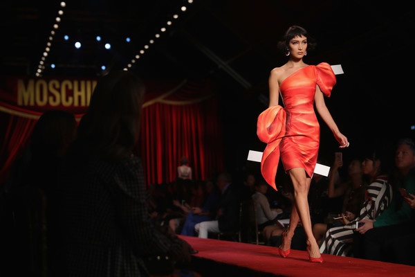 Dàn chân dài đình đám diễn thiết kế lạ mắt - 4
Cùng trình diễn trong show này còn có người mẫu đang nổi Bella Hadid