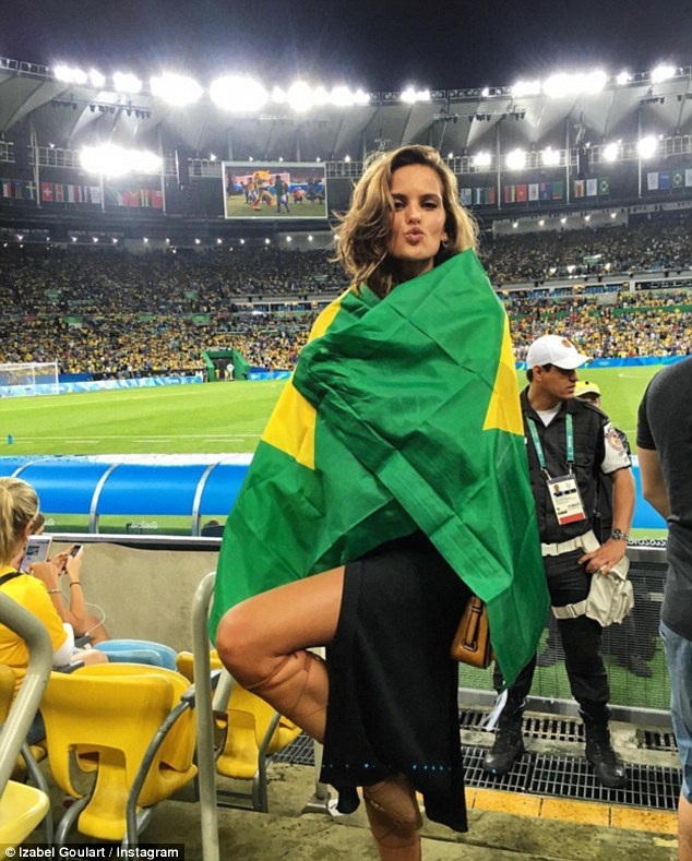 Siêu mẫu Brazil bốc lửa trong trang phục thể thao - 6
Người đẹp tới ủng hộ đội tuyển bóng đá Brazil trong trận đấu chung kết với đội tuyển Đức.