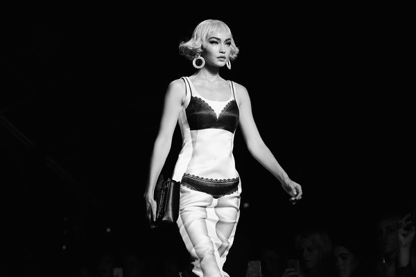 Dàn chân dài đình đám diễn thiết kế lạ mắt - 8
Gigi Hadid cũng tham dự show diễn này