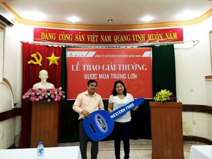 Nông dân đón mùa vàng, rước xe hơi - 1
Tổng giám đốc Công ty CP Phân bón Miền Nam – Phùng Quang Hiệp trao giải cho khách hàng may mắn.