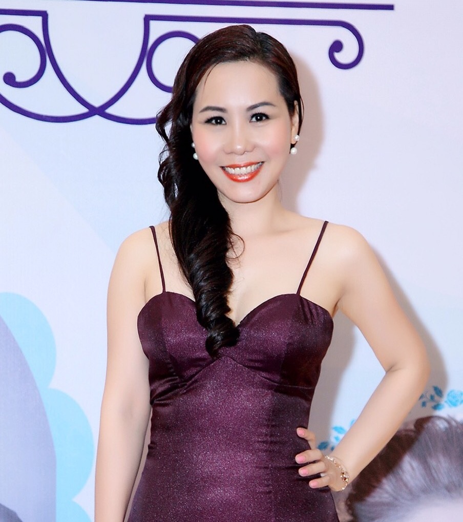 
Kim Chi hóa quý cô thanh lịch, rạng rỡ với đường eo quyến rũ, vòng 1 căng tròn, gợi cảm
