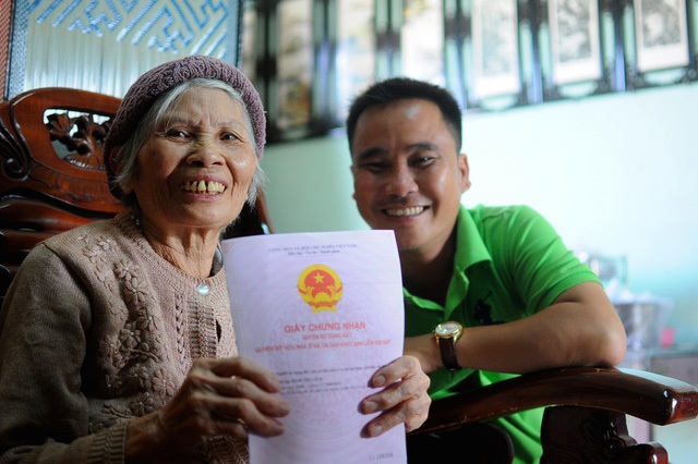 
Bà Đàm Thị Lích đã được cấp sổ đỏ với mức thuế 0 đồng - Ảnh: Dân trí
