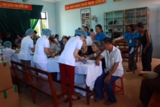 "Chung tay vì cộng đồng 2016" đến với Quảng Bình - 1
Các y bác sĩ và tình nguyện viên BVNT luôn tận tình với các bệnh nhân