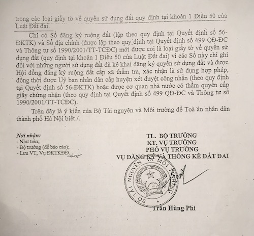 UBND quận Nam Từ Liêm tự chế “tuổi thọ” cho đất của dân: Ai sẽ chịu trách nhiệm? - 7
Một văn bản trao đổi nghiệp vụ lại được Sở TNMT TP Hà Nội vận dụng trả lời người dân khiến người dân phản ứng cho rằng đó là việc phạm luật.