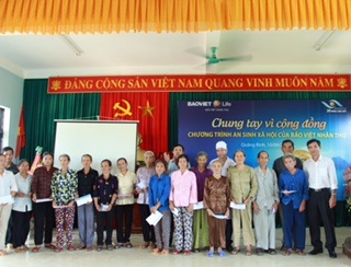 "Chung tay vì cộng đồng 2016" đến với Quảng Bình - 2
80 suất quà đã được trao cho các gia đình chính sách có hoàn cảnh đặc biệt khó khăn và có công với Cách mạng