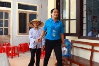 "Chung tay vì cộng đồng 2016" đến với Quảng Bình - 3
Tình nguyện viên BVNT luôn săn sóc, chu đáo với người dân đến khám bệnh