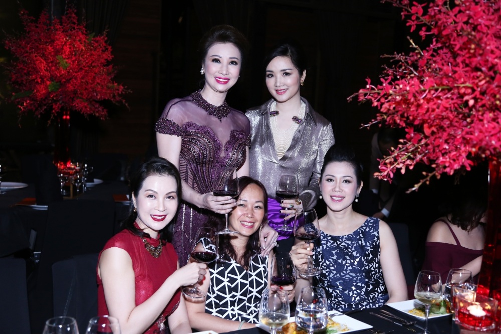 
Trở về Việt Nam, chị đã tổ chức bữa tiệc vui vẻ và đón tiếp những người bạn thân thiết
