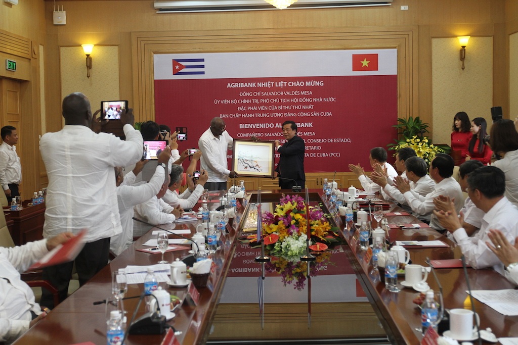 
Phó Thống đốc Ngân hàng Nhà nước Việt Nam Nguyễn Kim Anh trao bức tranh đến Phó Chủ tịch nước Cộng hòa Cuba tại buổi tiếp và làm việc
