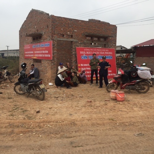 
Lãnh đạo và công nhân công ty Cổ phần Hải Hà đã bị đẩy ra đường mặc dù có tối hậu thư của TAND Cấp cao.
