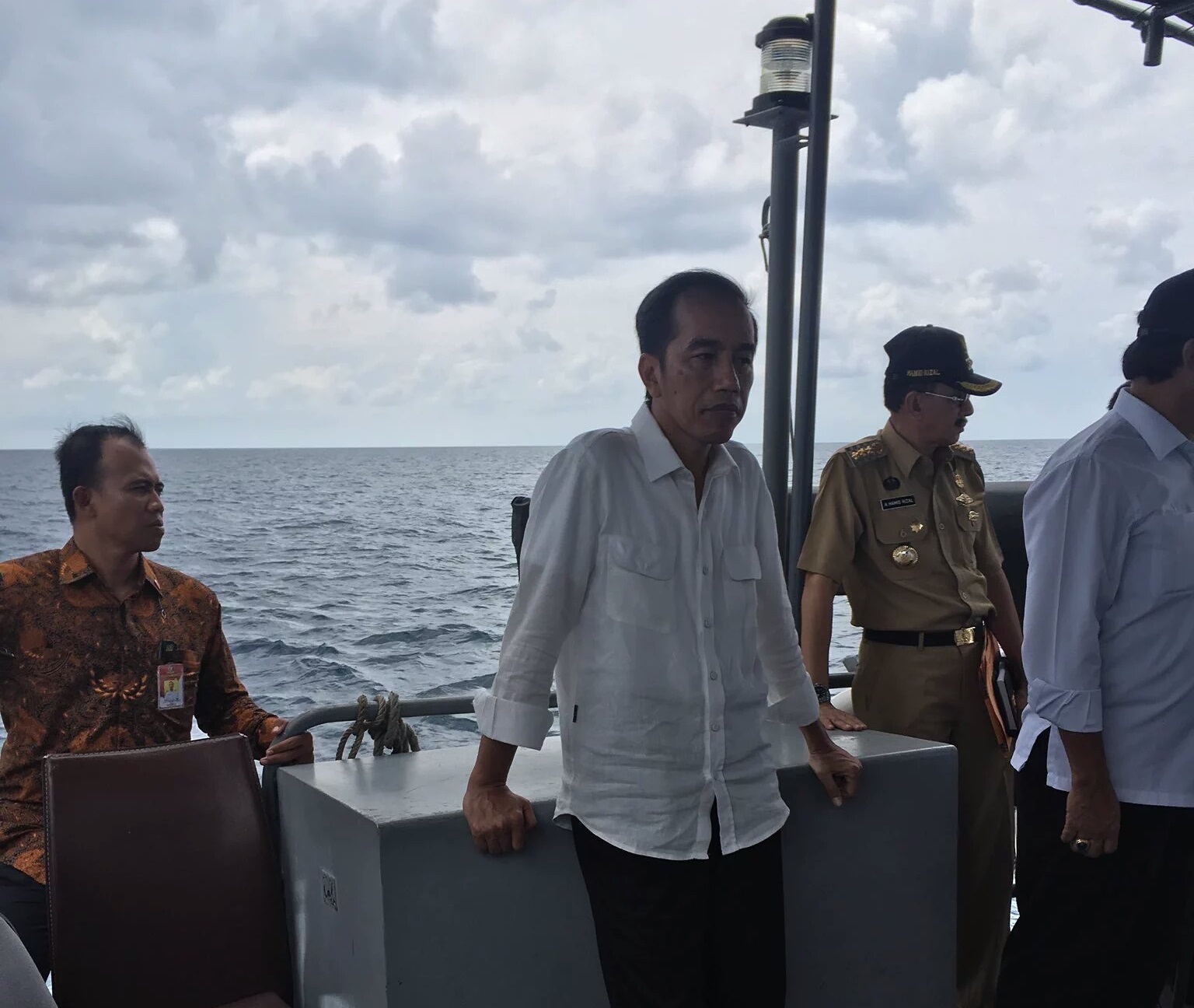 Họp cấp cao trên tàu chiến, Indonesia gửi thông điệp rõ ràng tới Trung Quốc - 1
Tổng thống Widodo cùng quan chức an ninh cấp cao Indonesia trên tàu chiến. (Ảnh: Twitter).