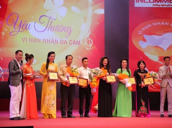 Lòng nhân ái ẩn chứa trong trái tim hồng - 4
Doanh nhân Phương Anh (áo xanh) tham gia chương trình từ thiện Yêu thương vì nạn nhân da cam.