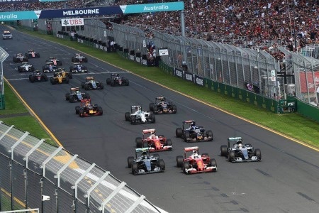 Hamilton bị đánh bại ngay từ vòng đua đầu tiên - 1