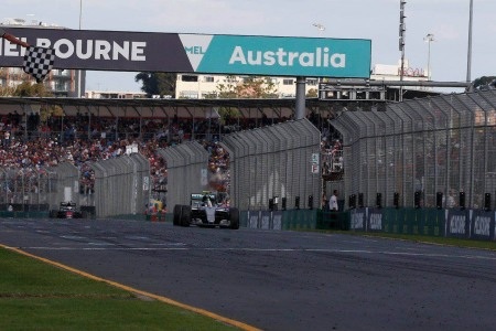 Hamilton bị đánh bại ngay từ vòng đua đầu tiên - 4