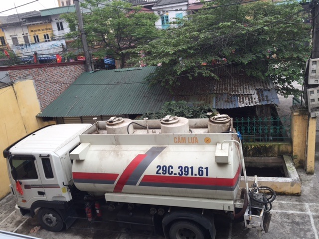 
Chiếc xe chở nhiên liệu nghi là xăng máy bay vẫn bị tạm giữ, phục vụ điều tra
