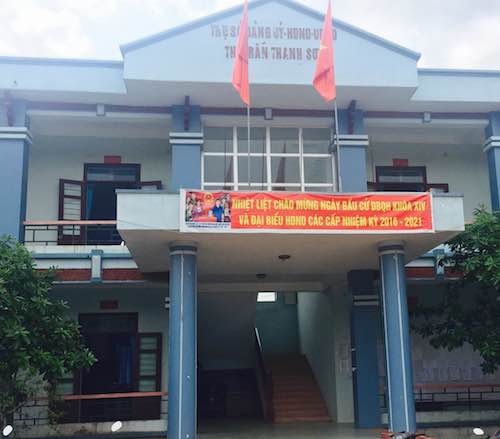 
Trụ sở UBND thị trấn Thanh Sơn nơi ông Thắng đang giữ cương vị chủ tịch, con trai là cán bộ tư pháp.
