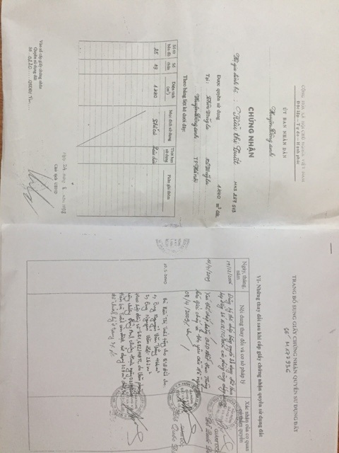 
Chị Yến khẳng định toàn bộ giấy tờ mua bán mảnh đất chị mua với giá gần 6 tỷ đồng là giả mạo. Cuốn sổ đỏ chị được cầm thì không thể sang tên do chủ đất thực sự thông báo bị thất lạc,
