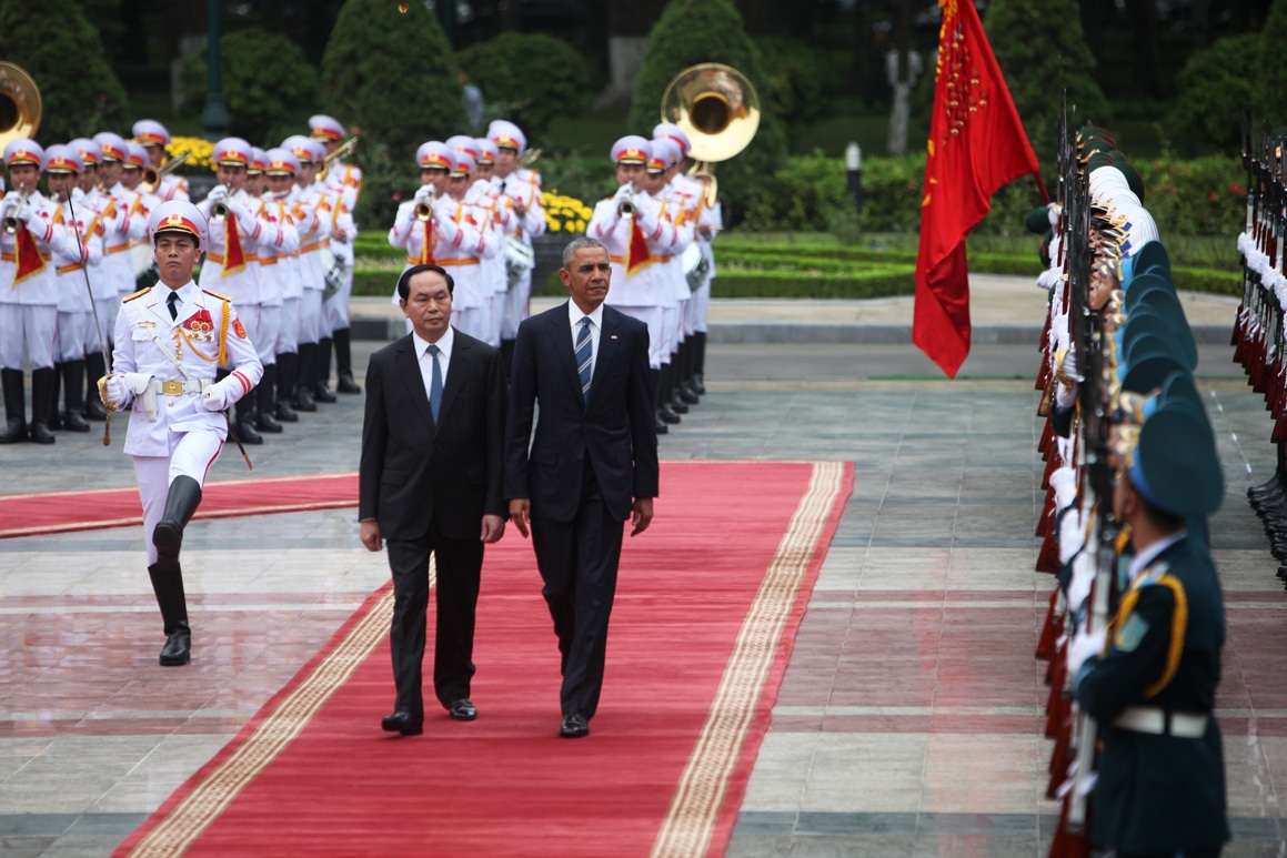 Toàn cảnh chuyến thăm Việt Nam của Tổng thống Obama - 3
Cuộc gặp của nguyên thủ 2 nước Việt - Mỹ tại Phủ Chủ tịch mang lại nhiều kết quả quan trọng, trong đó có tuyên bố về việc dỡ bỏ lệnh cấm vận vũ khí (Ảnh: Quý Đoàn).