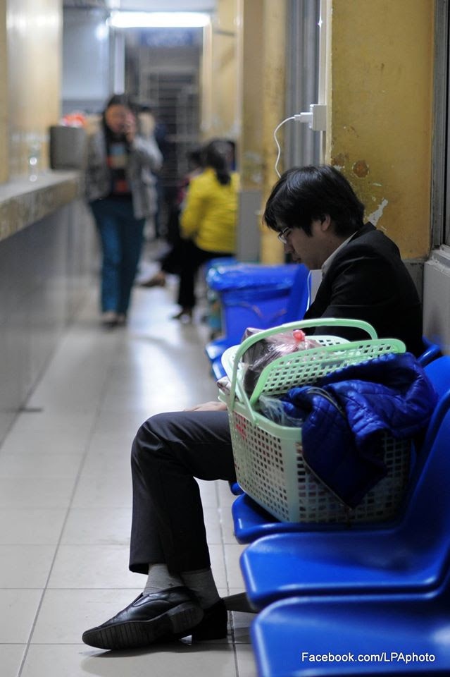 
Một ông bố khác đang trong tâm trạng hồi hộp đợi ngoài hành lang phòng đẻ trong ngày đầu năm mới.
