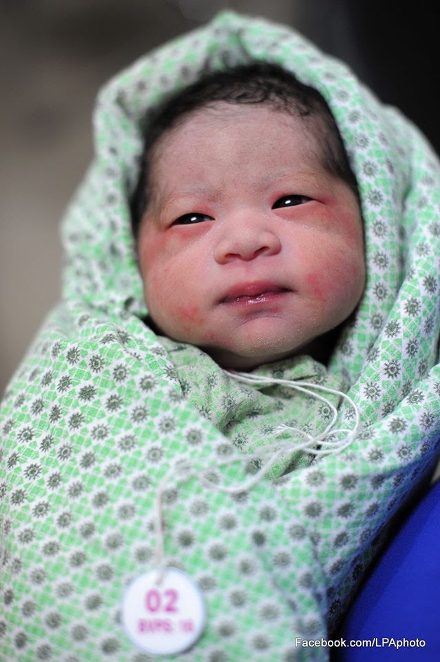 
Những ánh mắt đầu tiên nhìn ra thế giới mới lạ, đón một năm mới 2016.
