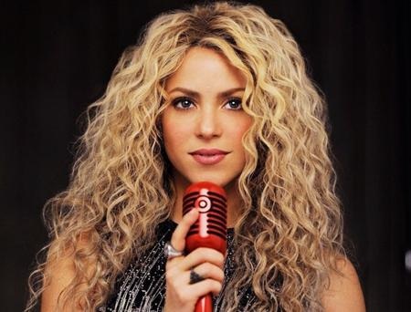 Shakira là một ca sĩ, nhạc sĩ, nhạc công người Colombia và là một trong những ca sĩ nhạc Rock thành công nhất thế giới. Luôn duy trì tần suất xuất hiện dày đặc trên mặt báo, Shakira còn nổi tiếng với những cú lắc hông điệu nghệ và vòng ba đầy hấp dẫn. Nữ ca sĩ cũng chính là người Colombia đầu tiên nhận được ngôi sao trên Đại lộ Danh vọng Hollywood.