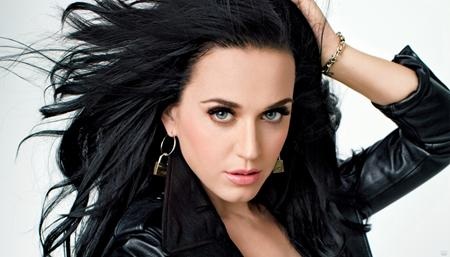 Katy Perry sinh ngày 25/10/1984 ở Santa Barbara, California, Hoa Kỳ. Ngay từ thuở thơ ấu, Katy Perry đã bộc lộ khả năng ca hát thiên bẩm của mình. Gia nhập làng nhạc với hàng loạt ca khúc gây nghiện như “California girls”, “Teenage dream”, “Roar”, … cô ca sĩ xinh đẹp luôn là tâm điểm của giới truyền thông.