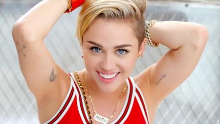 Khởi nghiệp dưới mái nhà Disney, Miley Cyrus nhanh chóng trở thành một thần tượng tuổi teen nhờ vai diễn Hannah Montana nổi tiếng. Dù sau đó, màn “lột xác” gây sốc quá mức của Miley đã phải hứng chịu nhiều chỉ trích nhưng không thể phủ nhận, cô nàng đã tăng mức độ nổi tiếng của bản thân lên theo cấp số nhân và trở thành một trong những nữ ca sĩ nổi tiếng nhất năm qua.