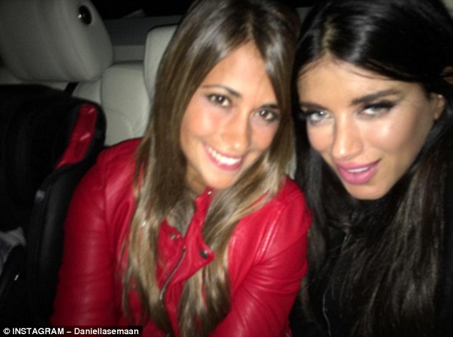 Fabregas thuê máy bay riêng đưa gia đình về gặp Messi - 3
Hình ảnh Antonella Roccuzzo và Daniella Semaan cùng chụp với nhau trên chiếc xe trong đêm cả hai gia đình tụ họp tại Barcelona