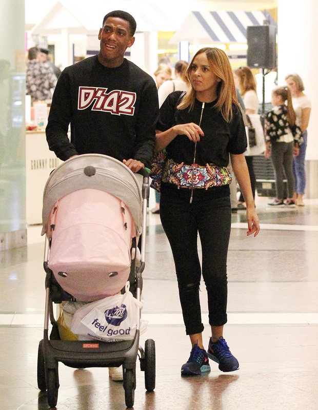 Tiền đạo Anthony Martial bị buộc tội ngoại tình - 4 Anthony cùng vợ Samantha và con gái năm tháng tuổi